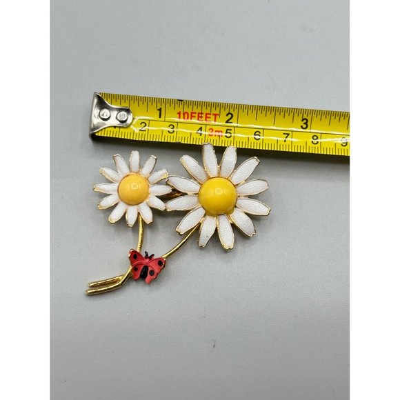 Vintage Daisy Pin Brooch 70s Enamel Flowers with Lady Bug Gold Tone White Enamel - Picture 13 of 13